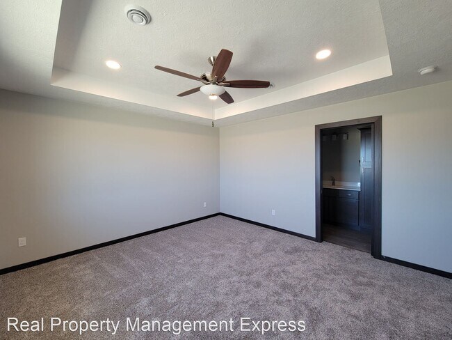 Building Photo - 3 br, 2 bath Apartment - 4612 W 34th St. N