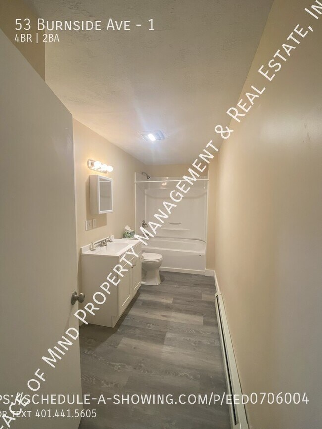 Foto del edificio - Spacious 4 Bedroom First Floor Unit Availa...