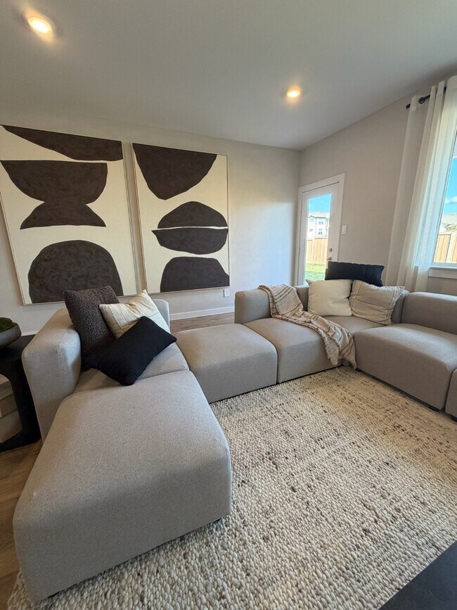 Foto del edificio - 3550 Blue Mockingbird St