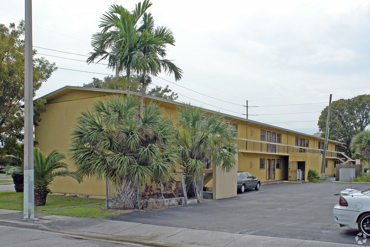 4361 NW 9th St. - 4361 NW 9th St