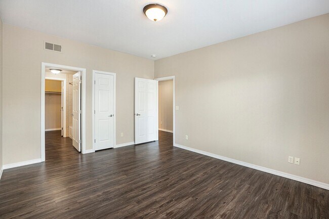 Building Photo - 2 bedroom Townhome near Bear Creek Park