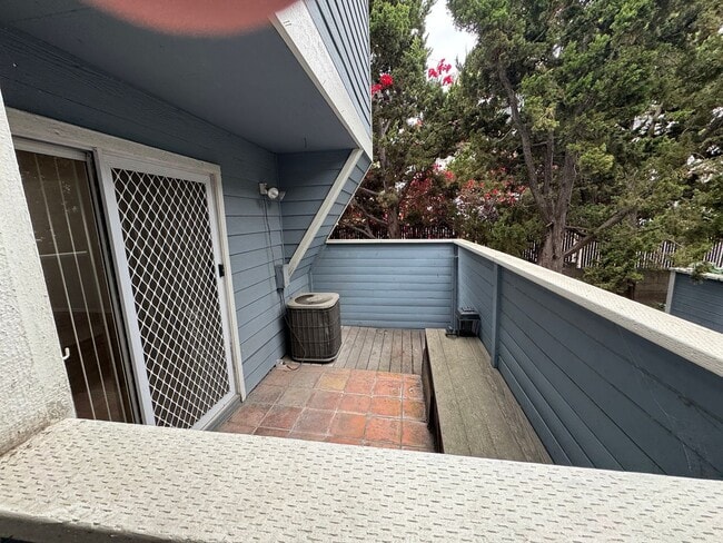 Foto del edificio - Gated Community - Updated Harbor City Townhome - 3 bed / 2.5 bath