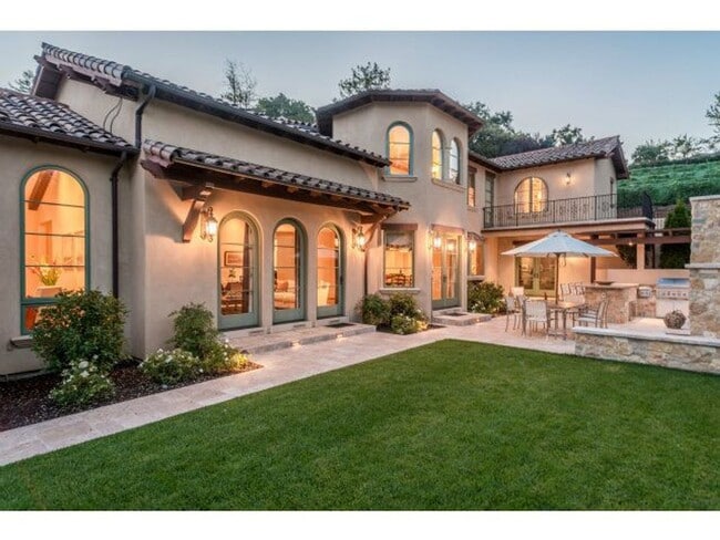 Building Photo - FABULOUS 4+ bedroom home, LAH, but close t...