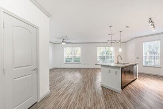 Building Photo - 8877 Lakes at 610 Dr