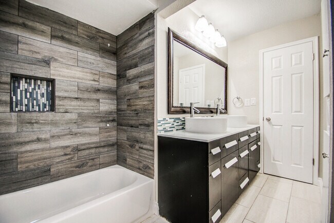 Foto del edificio - Beautifully remodeled corner 4/2 with pool...