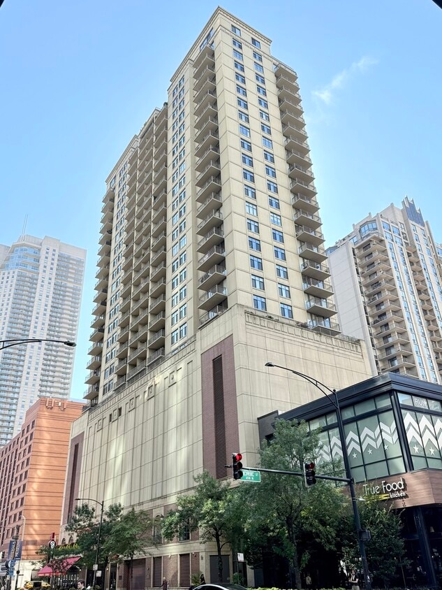 Foto principal - 630 N State St