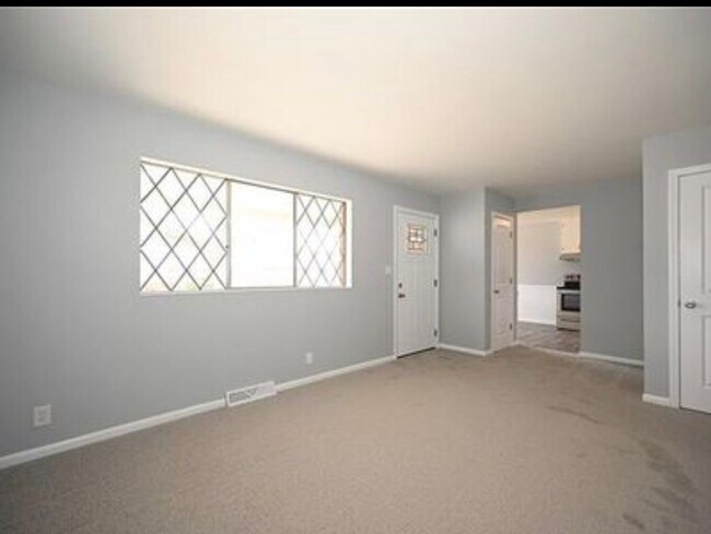 Building Photo - 5621 N Strathbury Ave