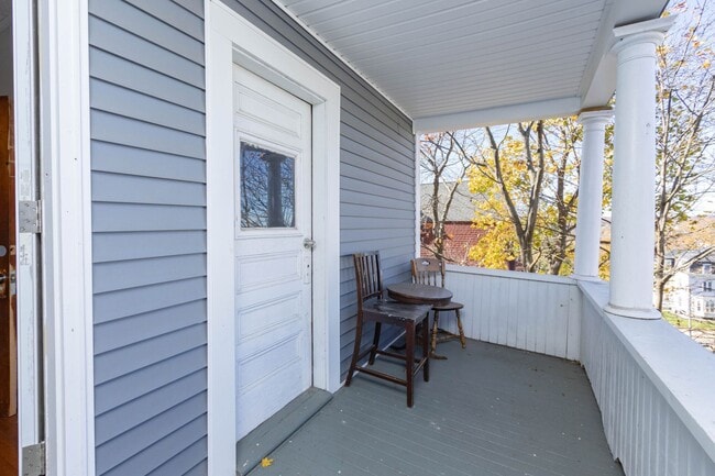 Building Photo - Large, newly renovated 4 bed unit with in-...