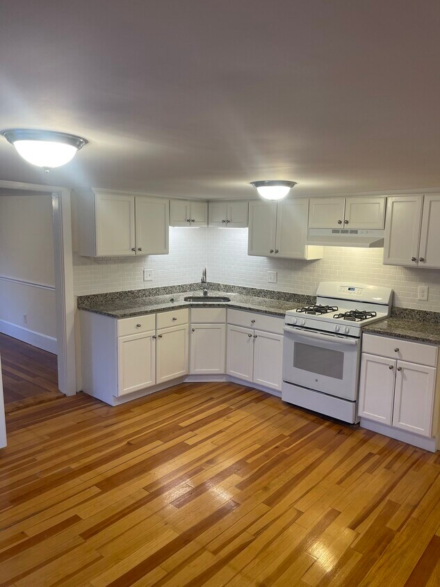 39 Bourne St Unit 2 Rear, Bristol, RI 02809 Apartments in Bristol, RI