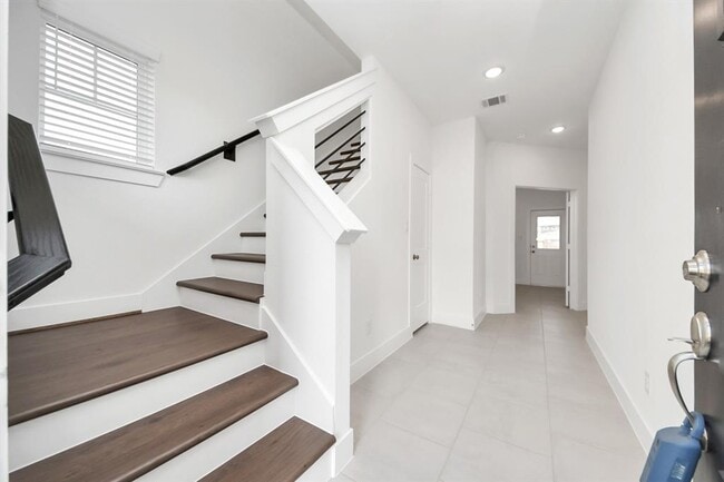 Building Photo - 1420 Shaded Rock Dr