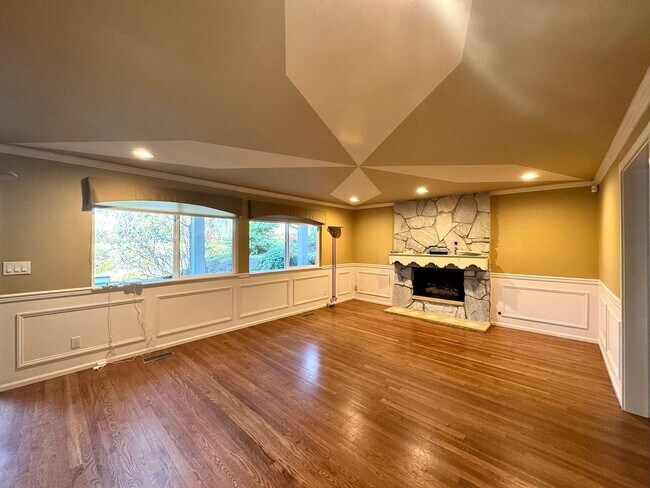 Foto del edificio - Stunning Bellevue Home with Lush Gardens & Prime Location