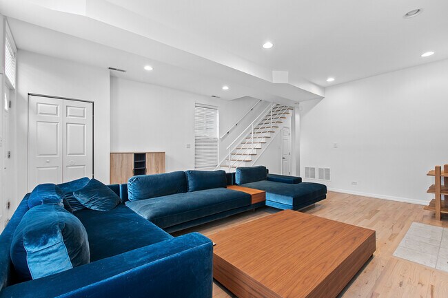 Foto del edificio - 1732 W Beach Ave