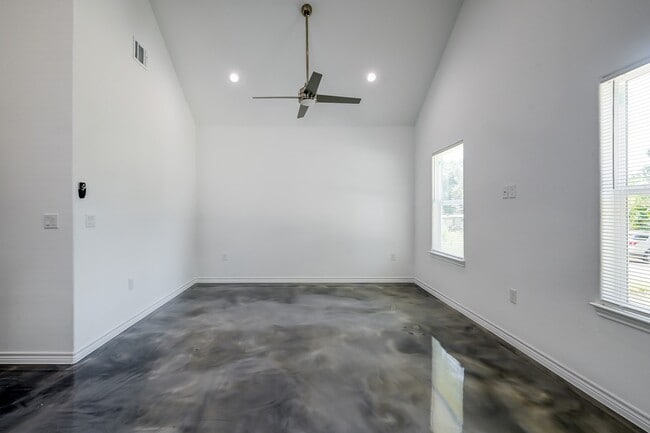 Building Photo - 837 Queenswood St