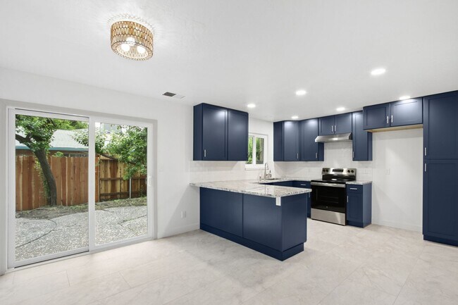 Foto del edificio - 4 Bedroom 2 Bathroom - Freshly Remodeled Available for Immediate Move-In