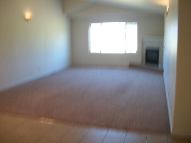 Foto del edificio - 4 Bedroom, 3 Bathroom Spacious Duplex