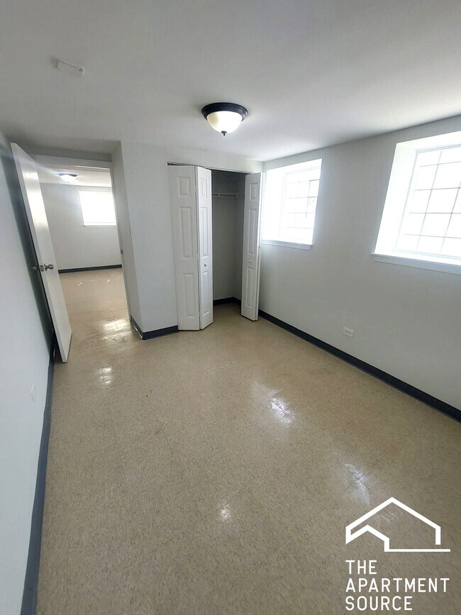 Building Photo - 4038 W Dickens Ave