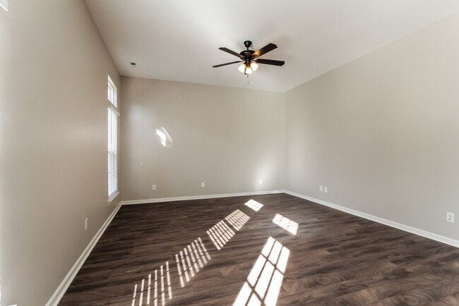 Building Photo - 3005 Hyde Park Drive
