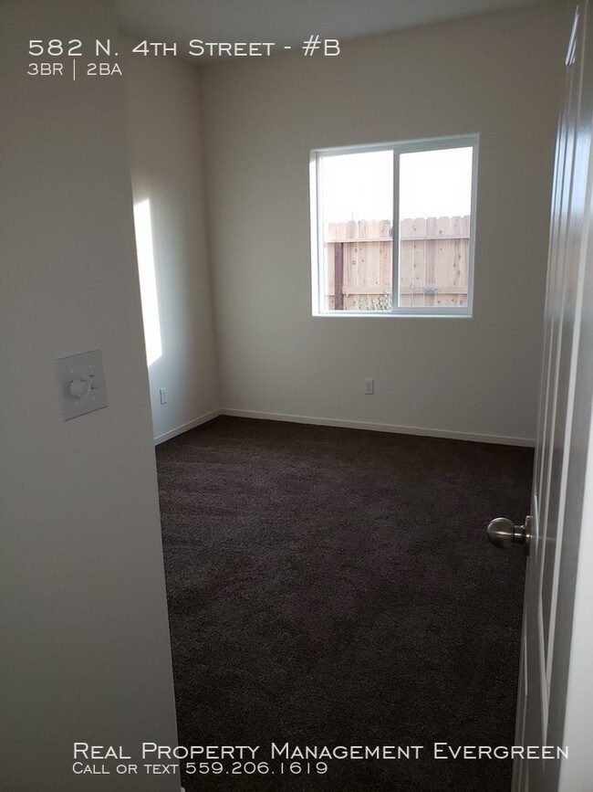 Building Photo - 582 N 4th St Unit B