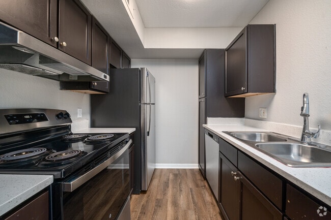 2BR, 2BA - 892SF - Kitchen - The Life at Grand Oaks