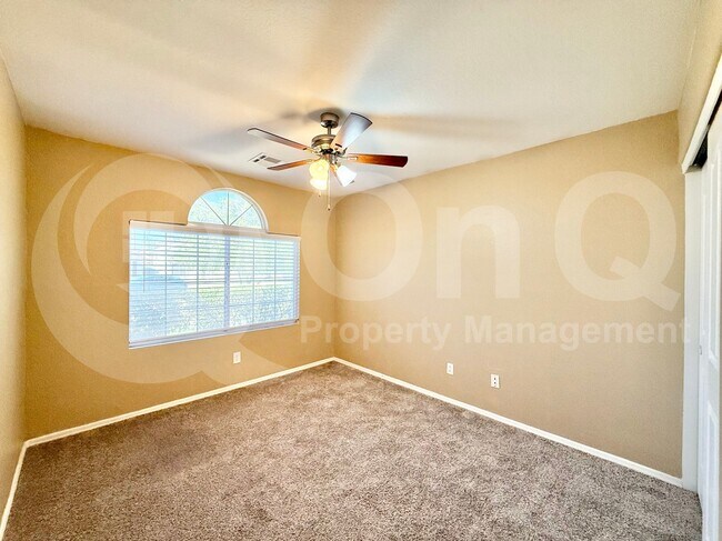 Foto del edificio - 4901 E Holmes Ave