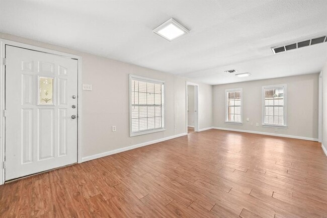 Building Photo - 1706 Riverview St