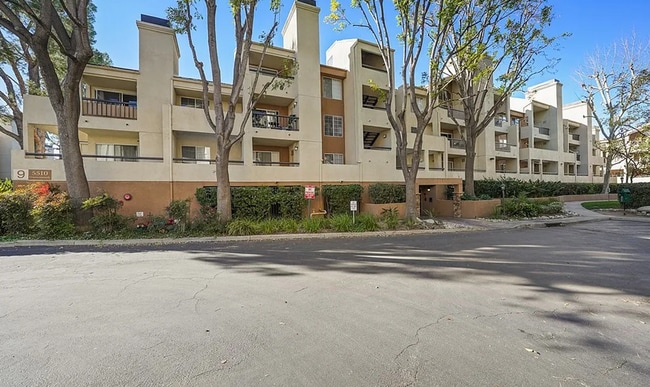 Building Photo - Beautifully upgraded 2 bedroom, 2 bath con...