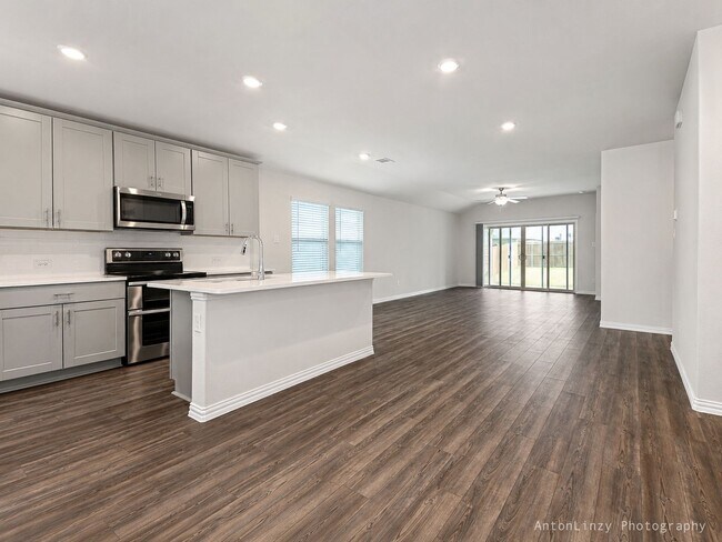 Building Photo - $1,995 3 Bed/2 Bath/2 Garage Home with Office/Study Ready for Move-in in Woodland Creek