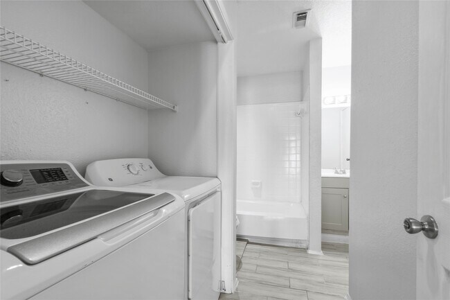 Foto del edificio - 8703 Victorian Village Dr