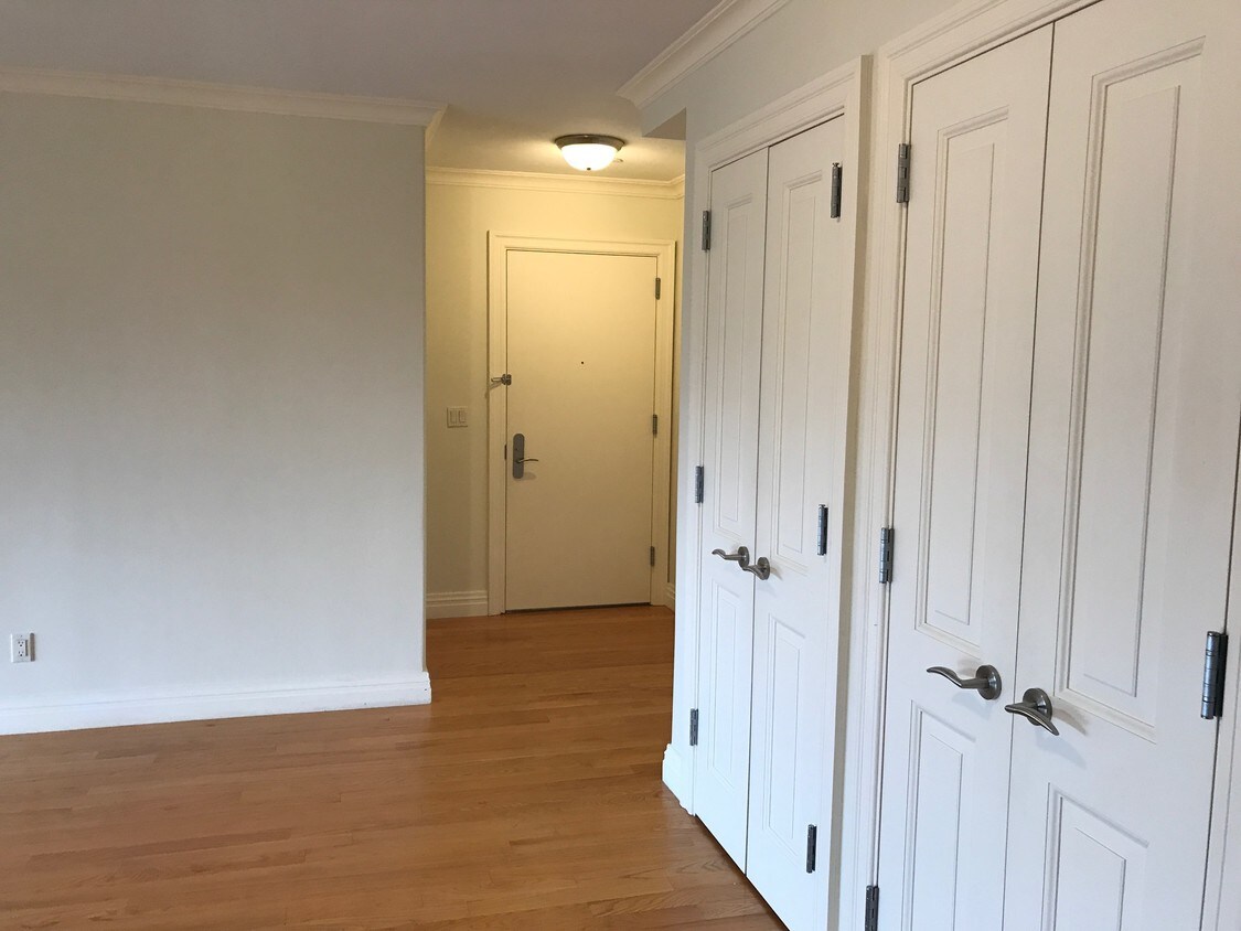 Entrada - 155 Bay St