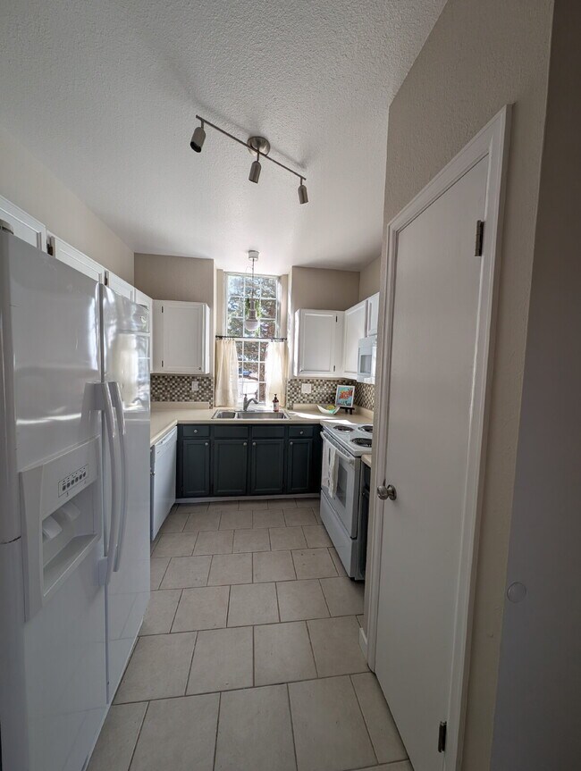 Building Photo - Charming 3-Bed, 2-Bath Home for Rent in Aurora – Backs to Open Space!