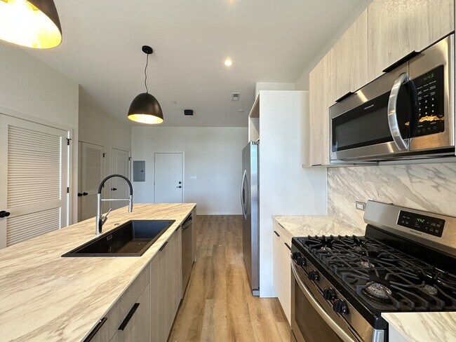 Foto del edificio - 6340 W Belmont Ave