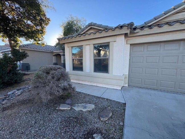 Building Photo - 409 E Kelsi Ave