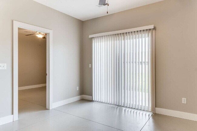 Foto del edificio - "Charming 3-Bedroom Duplex Retreat with 2 Full Baths in Wichita – 1190 Sq Ft of Comfort!"