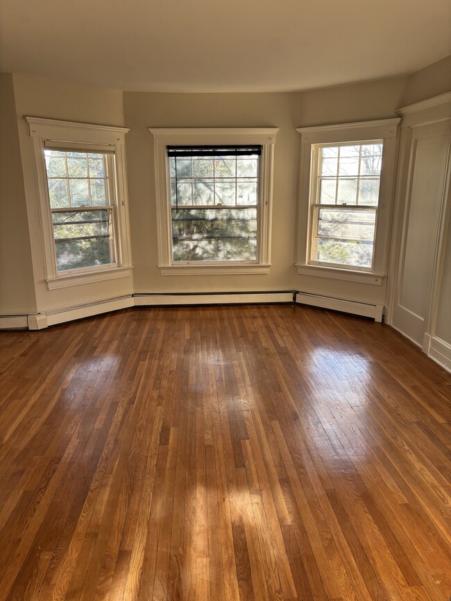 Living room - 182 Claremont Ave