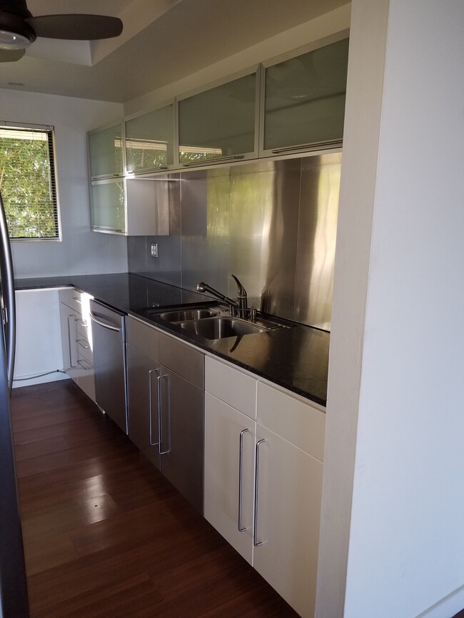 Cocina renovada - 6465 Kanan Dume Rd