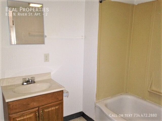 Building Photo - 812 N River St