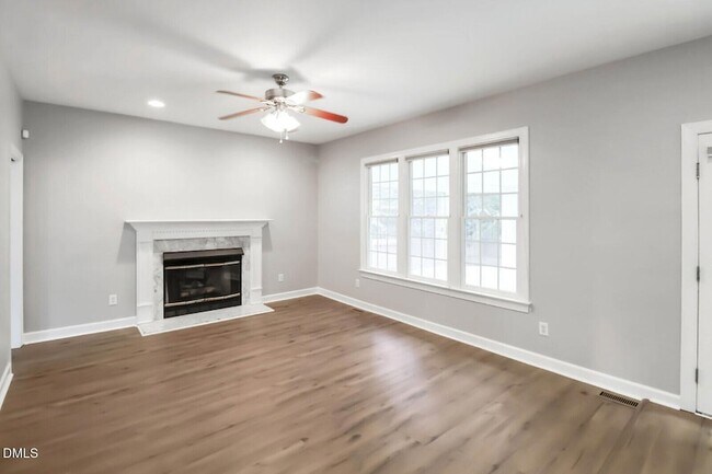 Foto del edificio - 301 Perry Creek Dr