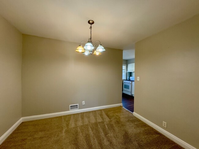 Building Photo - Charming 2 Bedroom/2 Bathroom in Catonsvil...