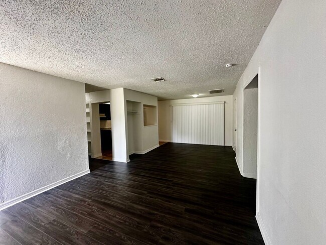Foto del edificio - 4655 Cepeda St