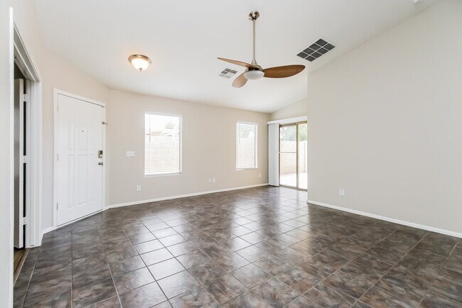 Foto del edificio - 41661 W Sunland Dr