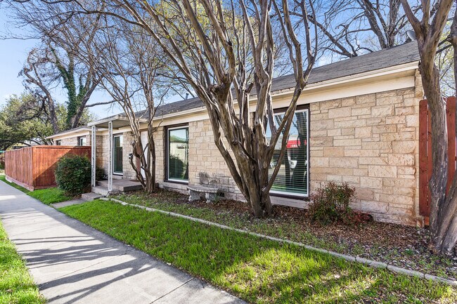 Foto del edificio - 6950 Hillcrest Ave