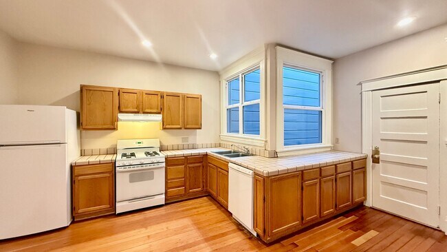 Foto del edificio - Charming Updated Top Floor 2BR/1BA Marina Apartment w/ Golden Gate Bridge Views! AMSI