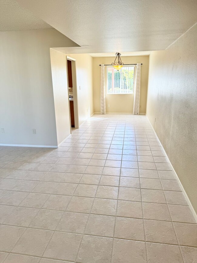 Building Photo - Stunning 3 Bedroom/2 Bath Single Level Hom...