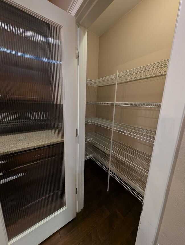 Foto del edificio - Almost 2500 SQ Feet of Space for ALL of your needs! Avail for Rent in Bremerton!