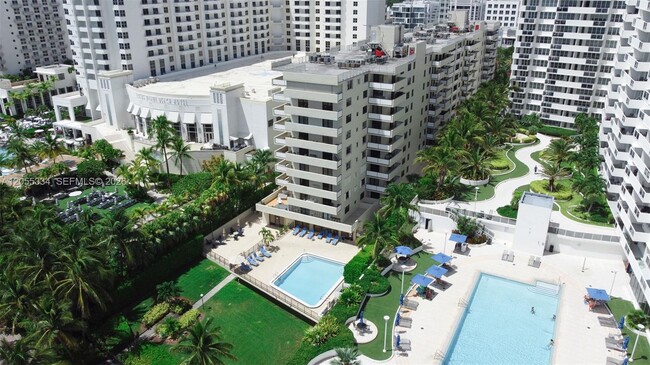 Building Photo - 1621 Collins Ave