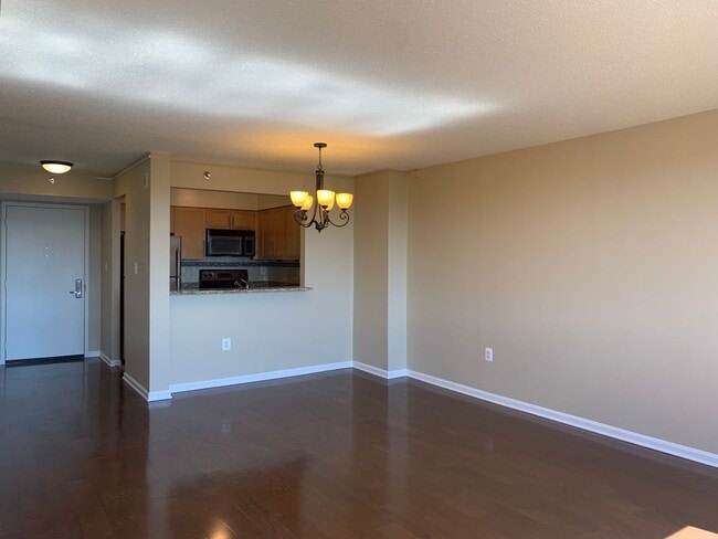 Foto del edificio - Rarely Available Penthouse 1BD/1BA in Gros...