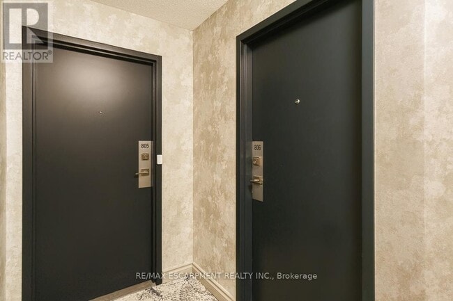 Building Photo - 3650 Kaneff Crescent
