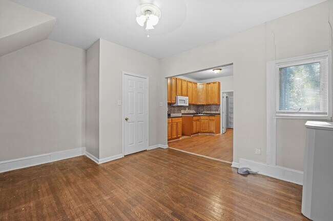 Building Photo - ???Large 4 bedroom & 1.5 baths home locate...