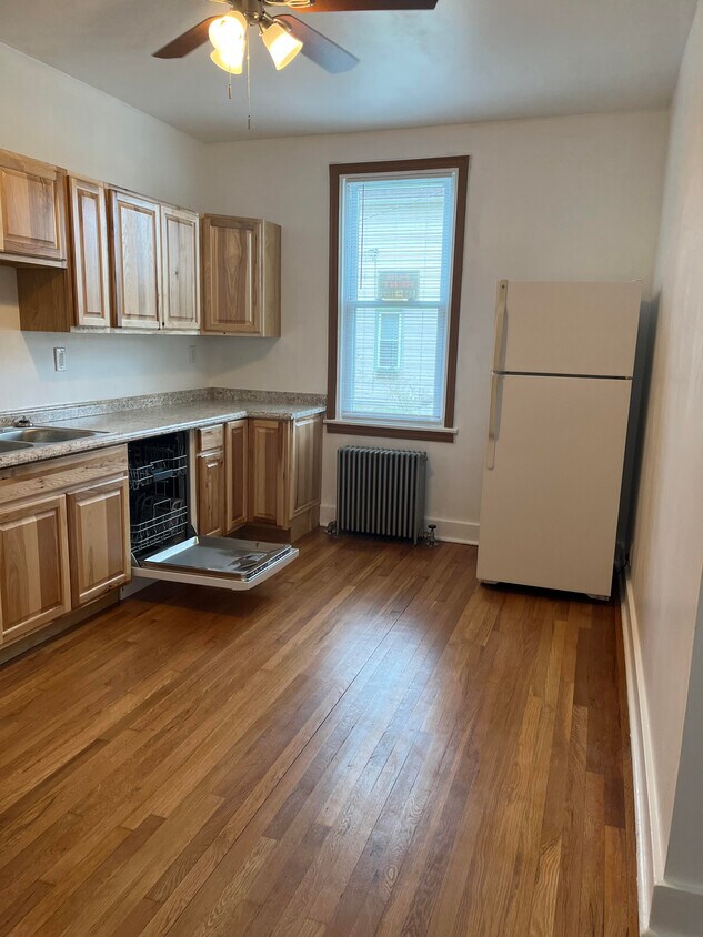 Kitchen - 909 Idlewood Ave
