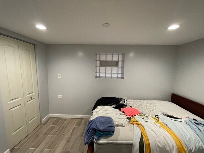 Dormitorio - 2254 S Albany Ave